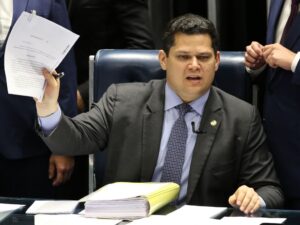 Senador Alcolumbre discute sigilo sobre visitas do Careca do INSS.