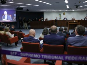 "Alexandre de Moraes defende STF durante julgamento de Bolsonaro"