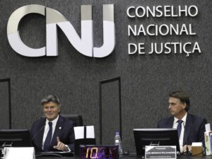 ** Arthur Lira visita Jair Bolsonaro em prisão domiciliar autorizada.