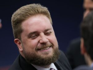 Advogado Matheus Mayer Milanez critica Moraes e defende Heleno.
