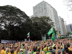 Protesto em São Paulo contra anistia e PEC da Blindagem.