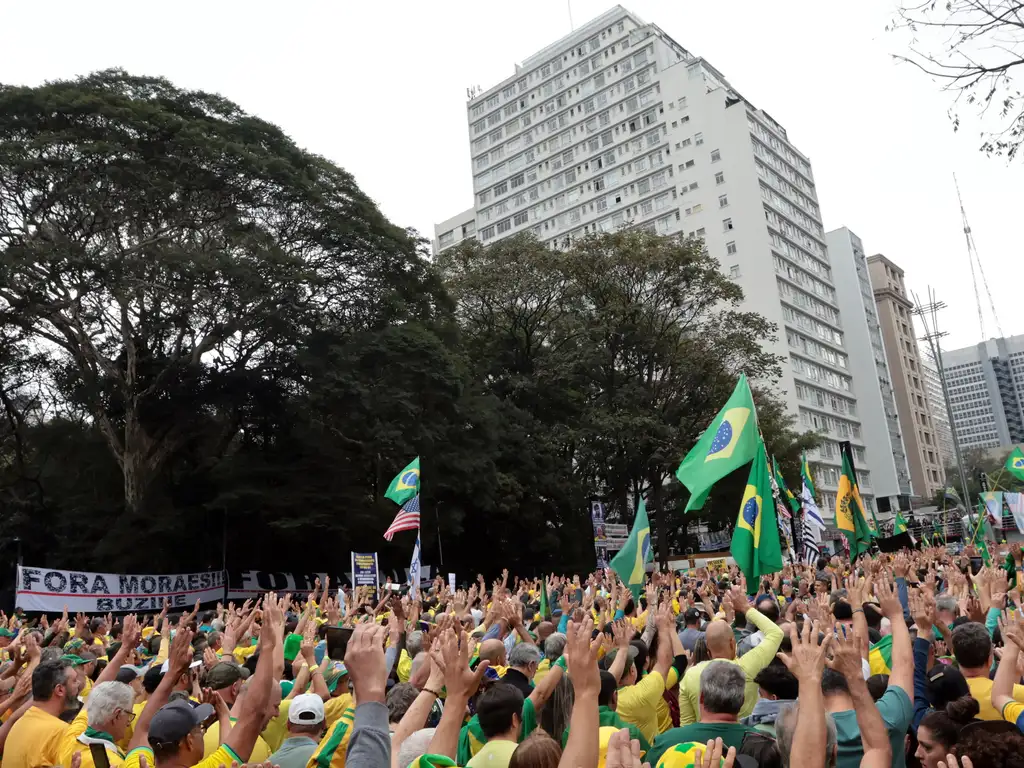 Protesto em São Paulo contra anistia e PEC da Blindagem.