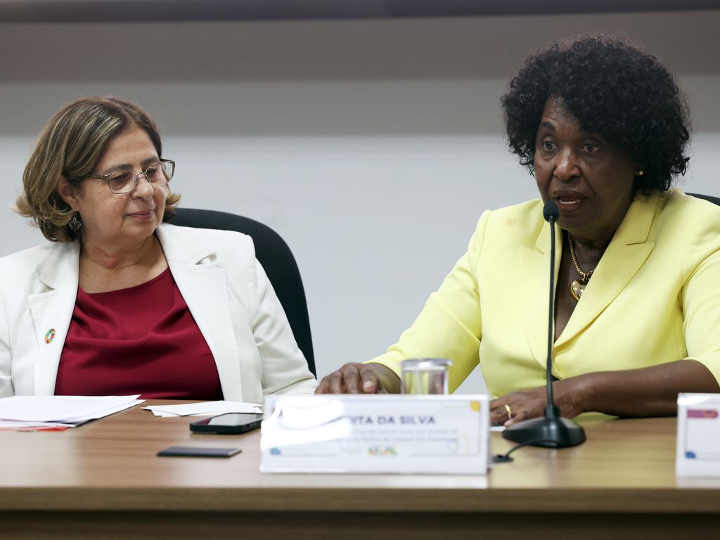 ** Deputada Benedita da Silva dialoga com líderes evangélicos.