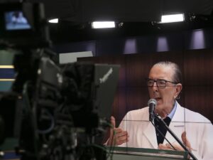 "Bolsonaro solicita autorização para cirurgia de tumor ao STF."