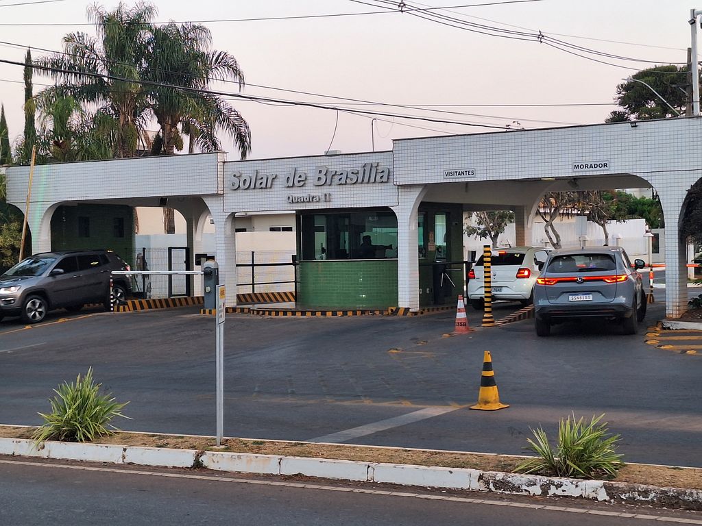 Churrasco no condomínio de Bolsonaro gera polêmica entre moradores.