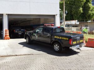 Ex-presidente Bolsonaro em tratamento em casa após crise de saúde.