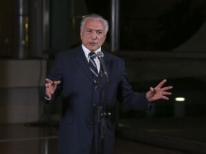 Ex-presidente Bolsonaro sob pressão para indicar sucessor em disputa política.