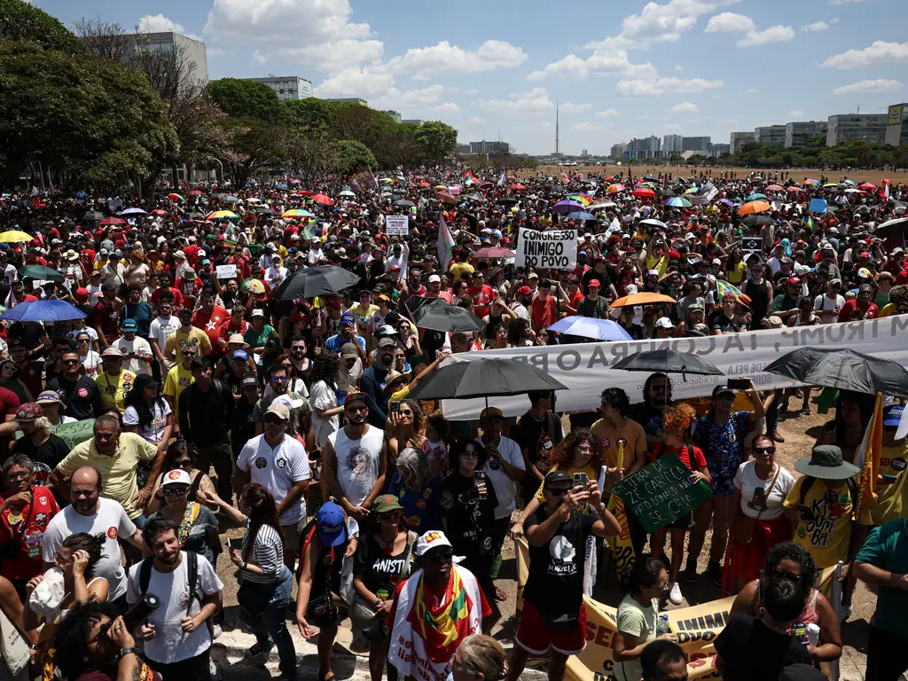 Manifestantes em Brasília protestam contra anistia aos golpistas.