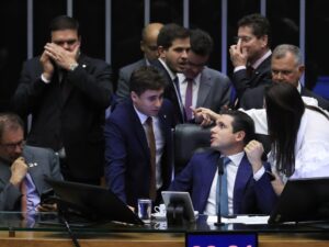 Imagem da votação da PEC da Blindagem na Câmara dos Deputados.