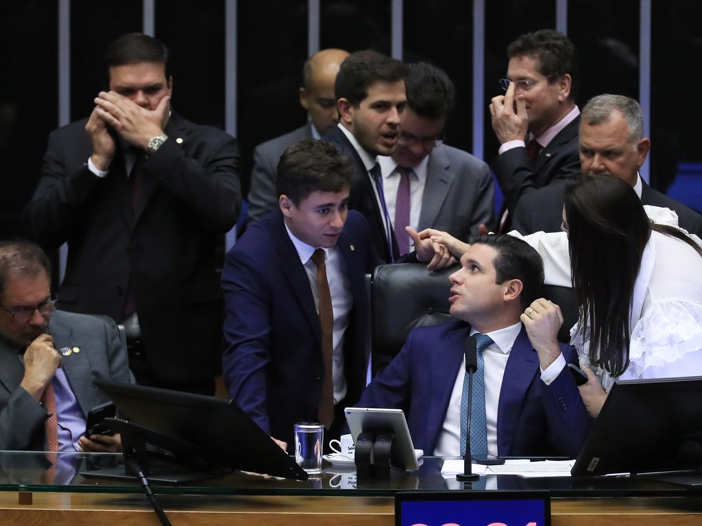 ** Parlamentares votando na aprovação da PEC da Blindagem.
