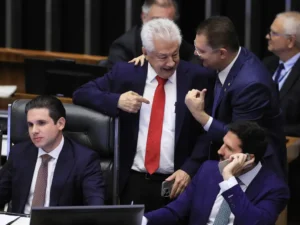 "Deputados aprovam urgência para anistia a golpistas em 2023."