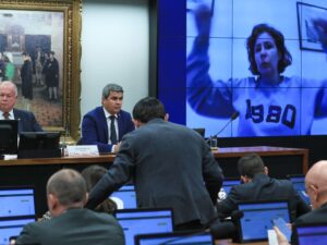 Carla Zambelli com perfis desbloqueados por Moraes após decisão do STF.