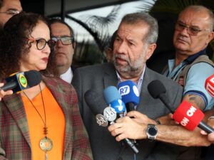 ** Carlos Lupi se prepara para depor na CPI do INSS, preocupando o governo Lula.