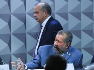 Ex-ministro Carlos Lupi durante depoimento sobre fraudes no INSS.