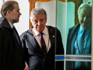 ** Celso de Mello critica anistia a golpistas, afirmando violação constitucional.