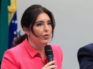 ** "Aumento do fundo eleitoral para R$ 4,9 bilhões na política brasileira."
