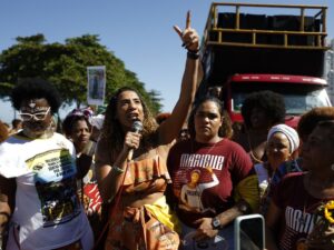 Protesto em Copacabana contra PEC da Blindagem, com artistas unidos pela democracia.