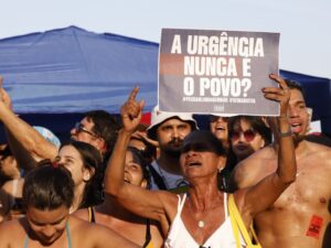 Protesto em Copacabana contra a PEC da Blindagem, com milhares de artistas e cidadãos reunidos.