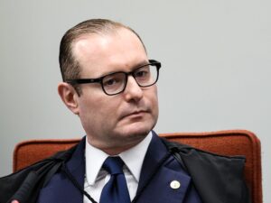 Imagem representativa da corrosão da democracia e seus efeitos no Estado de Direito.