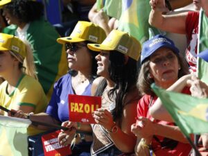 ** Desfile do Dia da Independência em Brasília com multidão.
