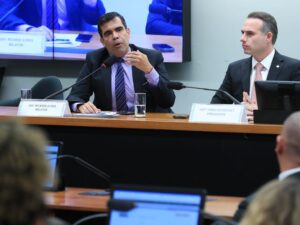 Eduardo Bolsonaro critica Hugo Motta em encontro com Trump.