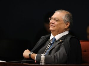 ** Flávio Bolsonaro critica voto de Moraes no STF sobre Jair Bolsonaro.