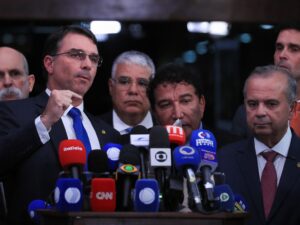 Flávio Bolsonaro critica Moraes após condenação de Jair Bolsonaro.