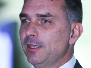 Flávio Bolsonaro discute anistia para aliados políticos.