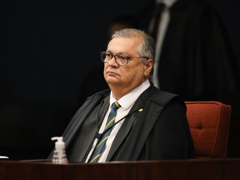 Ministro Flávio Dino suspende emendas Pix no Brasil.