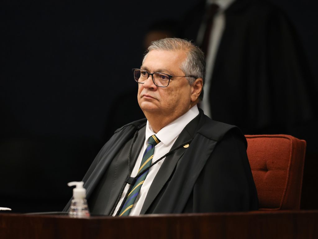 Ministro Flávio Dino suspende emendas Pix no Brasil.