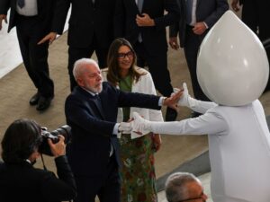 ** Gleisi Hoffman critica ameaças dos EUA ao Brasil e liberdade de expressão.
