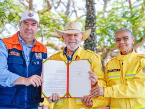 Governador de MT hospitalizado após queda em vistoria de obras.