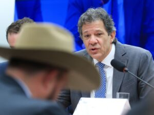 Haddad critica isenção do IR ligada à anistia de condenados.