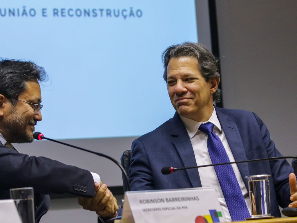 ** Ministro da Fazenda Haddad discute nova lei contra devedores.
