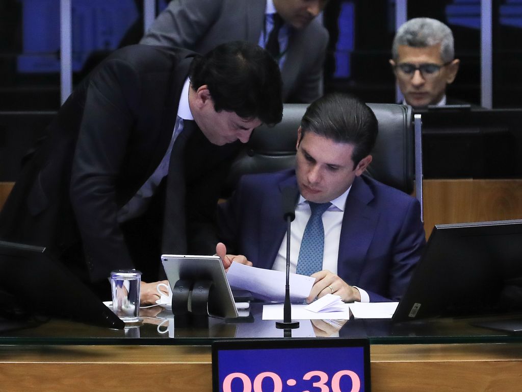 Hugo Motta busca diálogo após rejeição da PEC da Blindagem.