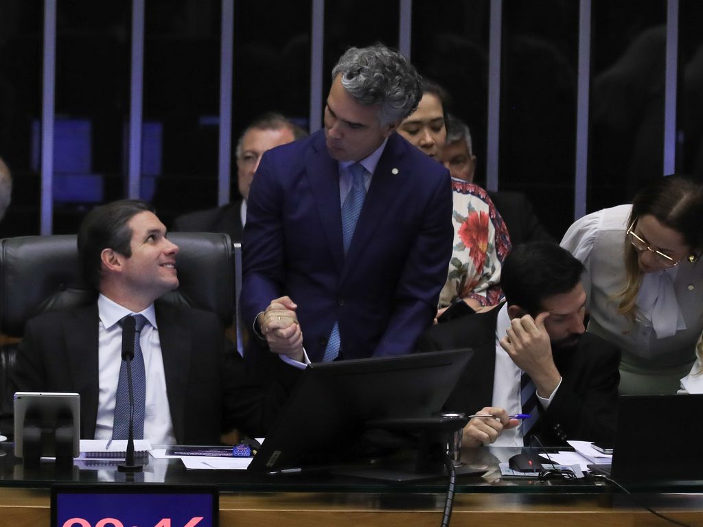 Hugo Motta em reunião no Congresso, debatendo anistia.