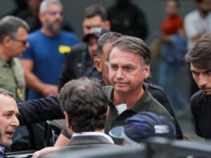 Jair Bolsonaro durante procedimento médico em Brasília após complicações de saúde.