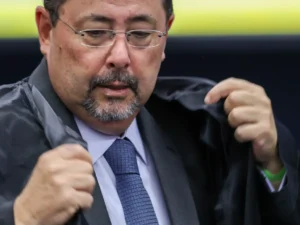 Parlamentares bolsonaristas discutem projeto de anistia para Bolsonaro.