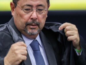 Defesa de Bolsonaro questiona provas no STF sobre 8 de janeiro.