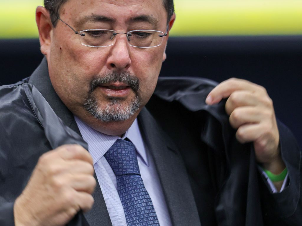 Debate sobre anistia aos acusados de golpe no Congresso.