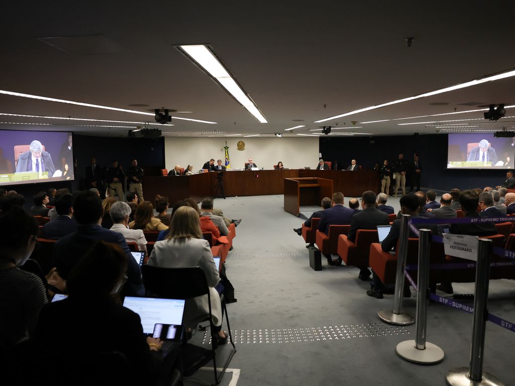 Ministro Fux diverge em voto no STF, impactando defesa de Bolsonaro.
