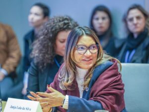 "Janja em evento evangélico em Nova York, buscando conexão com fiéis."