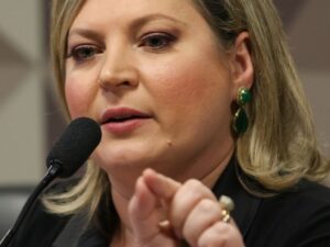 Joice Hasselmann se defende de processo por Michelle Bolsonaro.