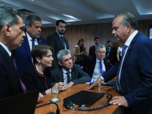 ** Briga entre senadora Leila Barros e deputada Fernanda na CPMI do INSS.