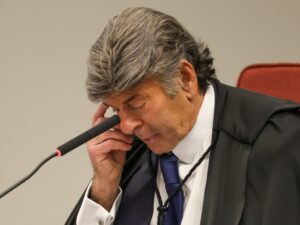 Ministro Luiz Fux discute julgamento de Bolsonaro no Supremo.