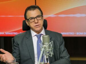 Ministro Luiz Marinho critica escala de trabalho 6 por 1 e pede apoio popular.