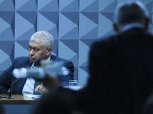 Protesto em massa contra PEC da Blindagem no Brasil.