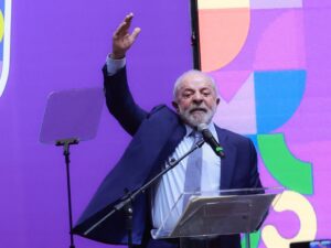 ** Lula sanciona lei que amplia licença e salário-maternidade.