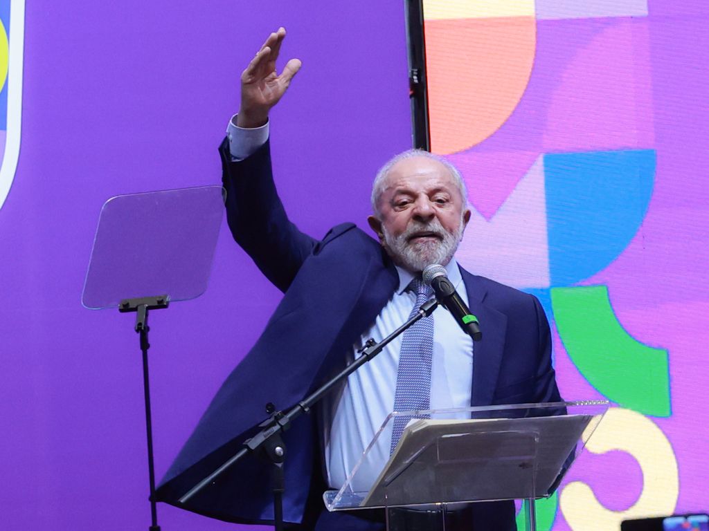 ** Lula sanciona lei que amplia licença e salário-maternidade.