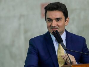 Lula e ministro Celso Sabino discutem futuro no governo.